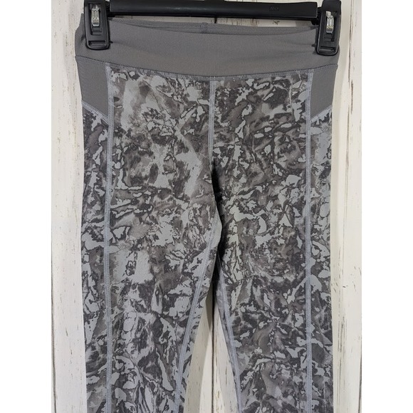 Under Armour Size XS Heatgear Gray Pattern Crop Active Gym Leggings - Picture 3 of 7